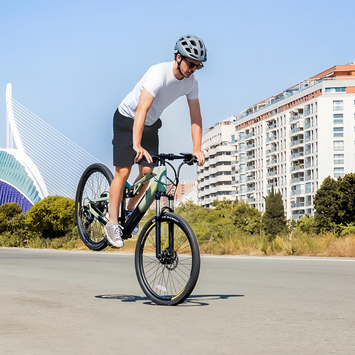 Bicicleta Mountain Millor  eléctrica de montaña 27,5", con 90Km de autonomía , doble suspensión, cambio Shimano 18 velocidades y doble disco de freno hidráulico.
