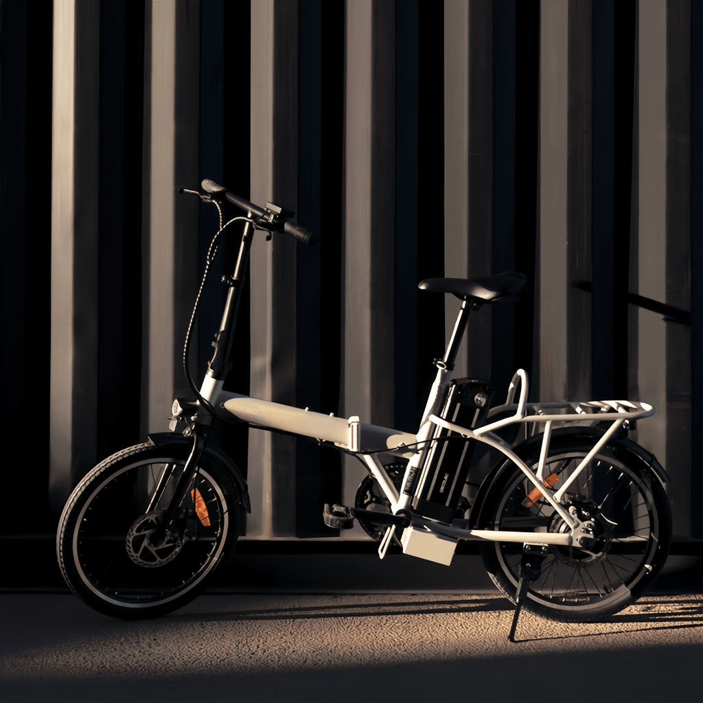 Bicicleta eléctrica Flexy La bicicleta eléctrica plegable es perfecta para desplazamientos urbanos y aventuras al aire libre. Con una autonomía de 35 km, puedes recorrer grandes distancias sin preocuparte por la batería. Sus ruedas de 20" ofrecen gra